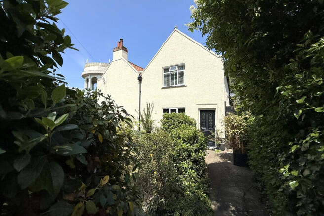 BEAUTIFUL FAMILY RESIDENCE FOR SALE