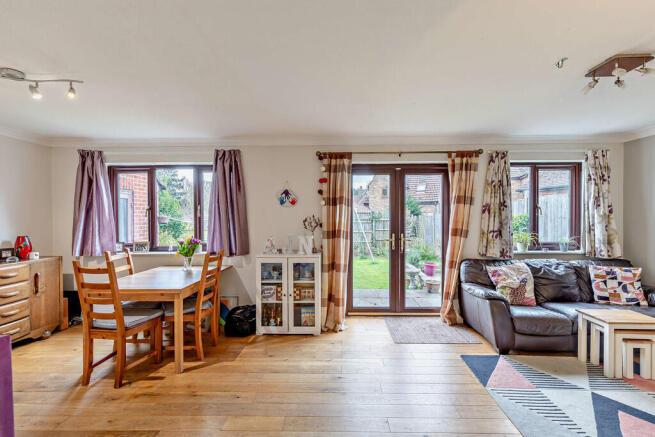 8639254-interior1...