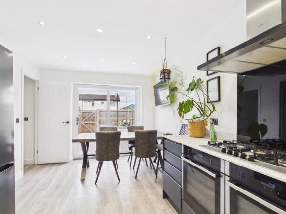 Kitchen 2.jpg