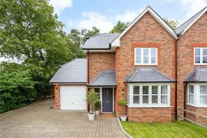 1, Shortfield View, Hamlash Lane, Frensham, Farnham GU10 3AU
