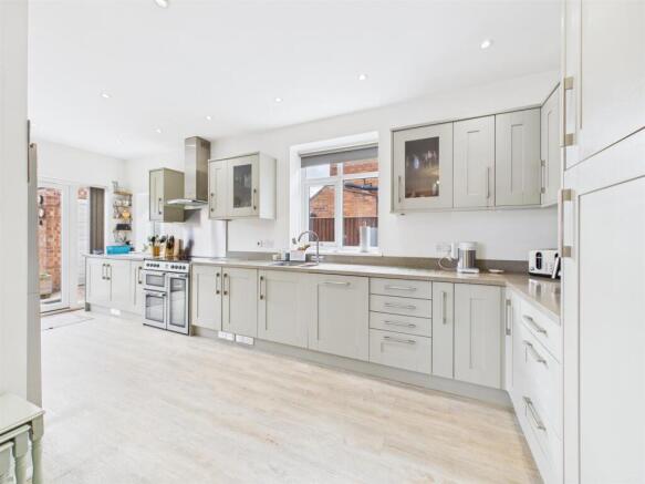 Open plan kitchen/dining/sitting: