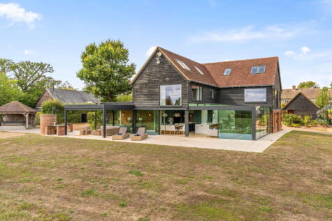 Exceptional 6 bedroom family home with countryside views