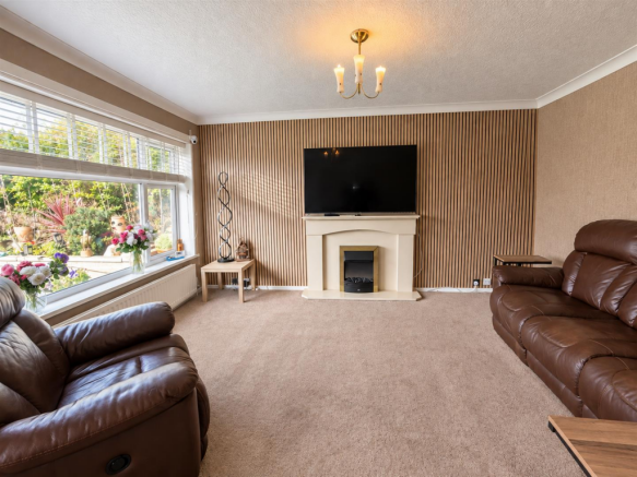 LOUNGE & DINING AREA