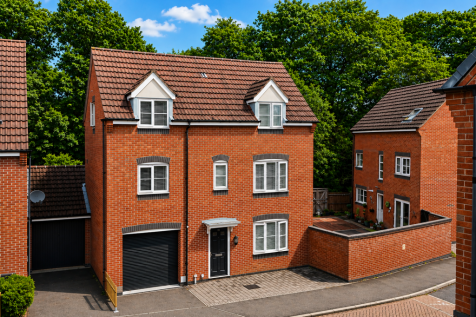 Thornborough Way, Hamilton, Leicester, LE5