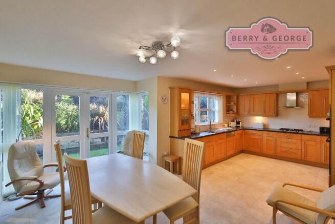 KITCHEN / DINER