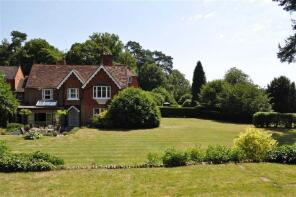 Hollowdene House, Shortfield Common Road, Frensham, Farnham GU10 3BW
