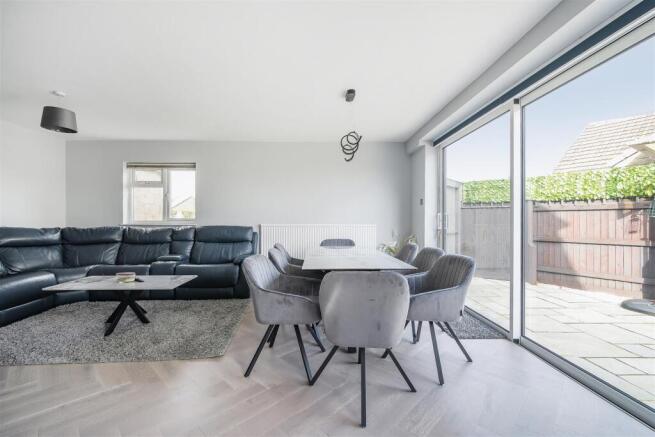 Lounge/Dining Area