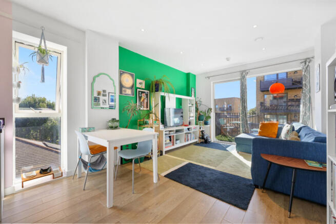 Two Bedroom Modern Apartment by Hackney Downs For
