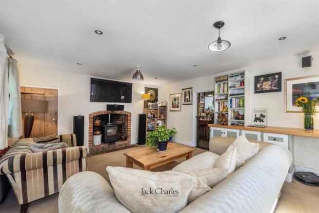 4 Bank Farm Cottages, TN11 0PB  004.jpg