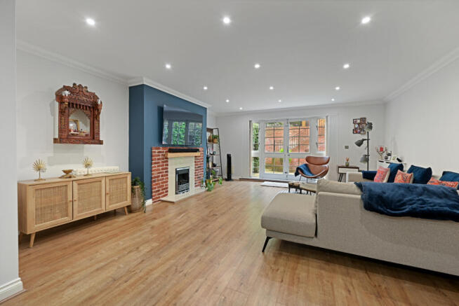 Immaculate 3 Bedroom End of Terraced in Gated Dev