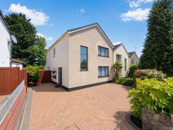 LARGE 3 Bedroom Family Home with STUNNING GARDENS