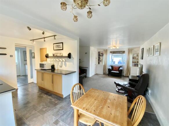 Kitchen/ Dining Room