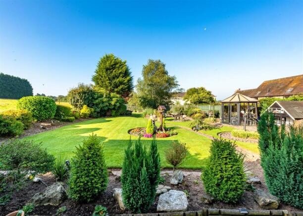 Barn End-gdn3.jpg