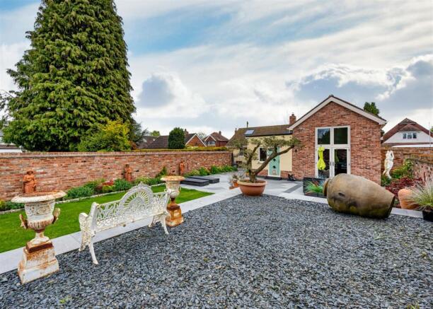 4 Mayfield Road-garden4.jpg