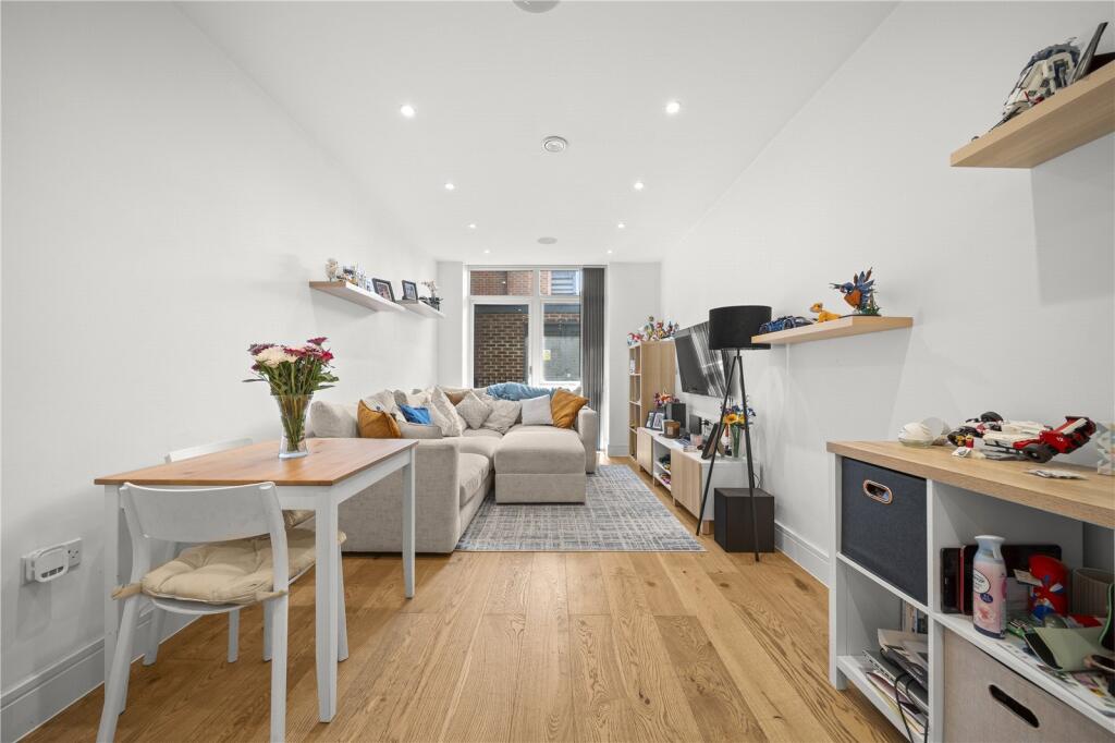 Main image of property: Mercury House, Broadwater Road, Welwyn Garden City, Hertfordshire, AL7