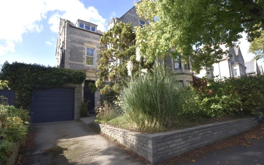 Main image of property: Second Floor Flat 27, Plymouth Road, Penarth, Vale Of Glamorgan, CF64 3DA