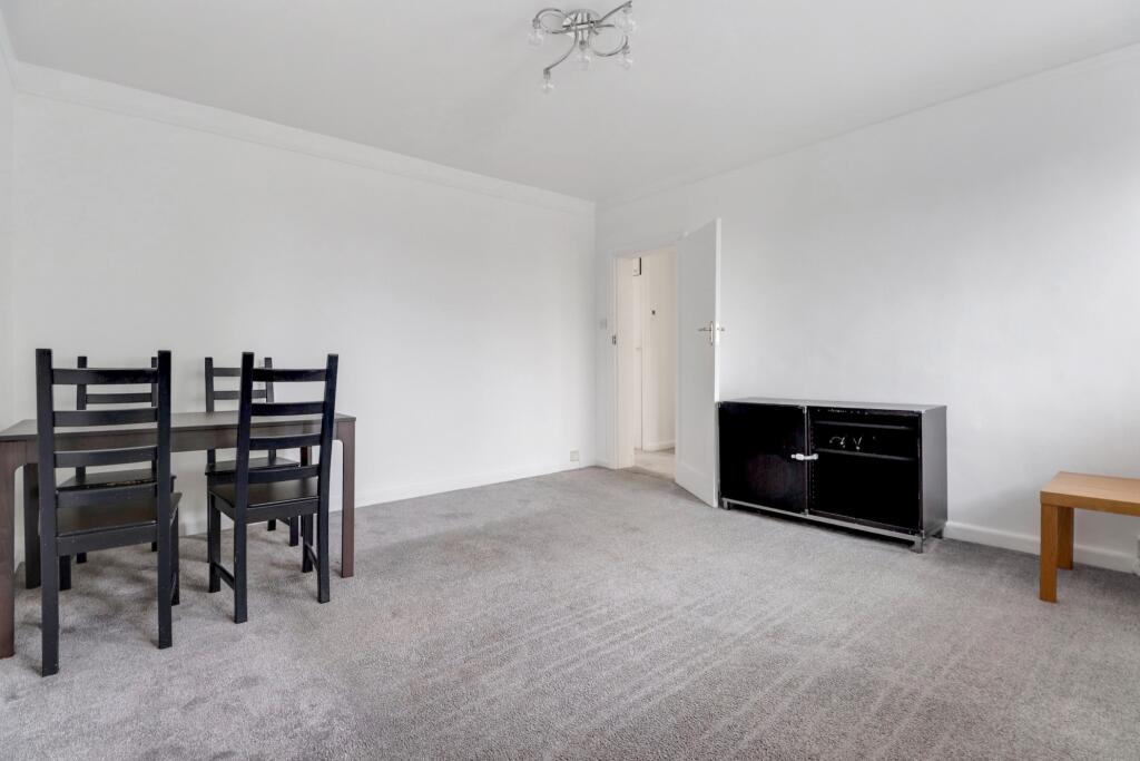Main image of property: High Road, North Finchley, N12