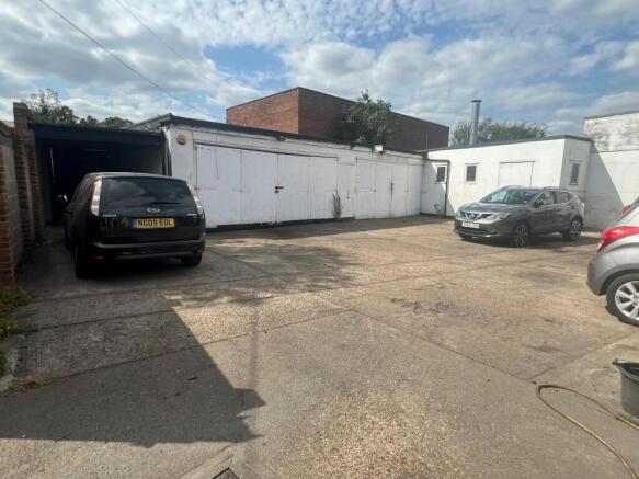 Rear of 180 Park View Road.jpg -1.jpg