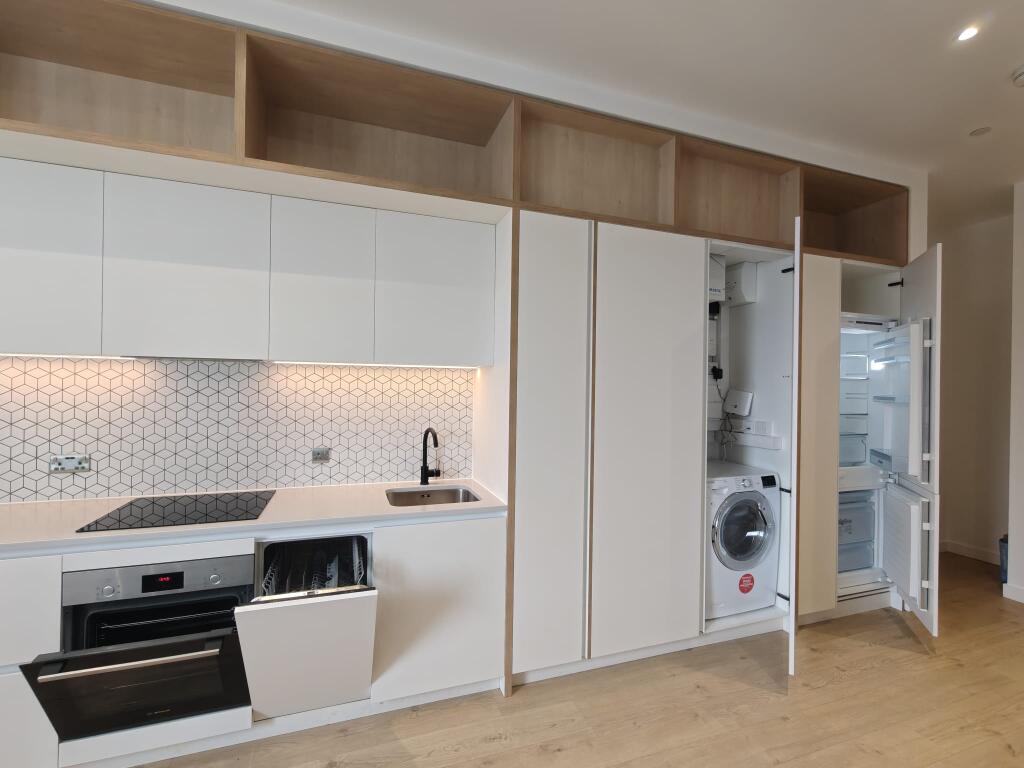 Main image of property: Apt Parkview, Great West Road, Brentford, Hounslow