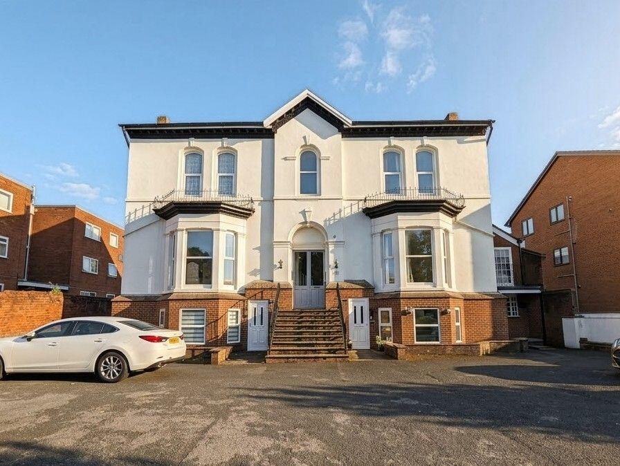 Main image of property: To Let - Park Plaza, Park Crescent, Southport, PR9 - Two Bed Ground Floor Apt