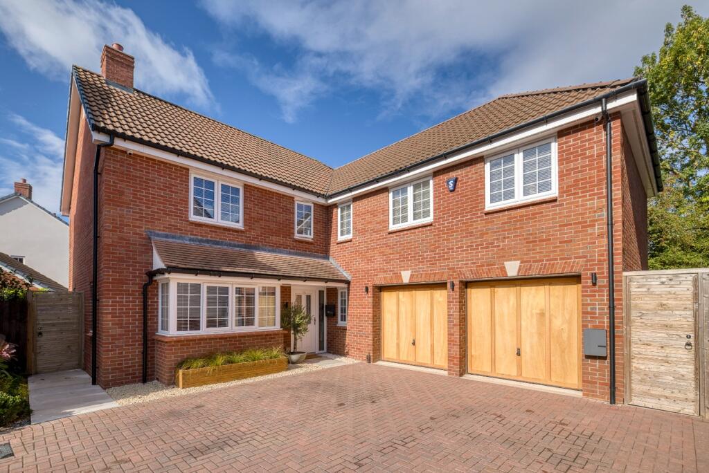 Main image of property: Exclusive enclave, Brent Knoll