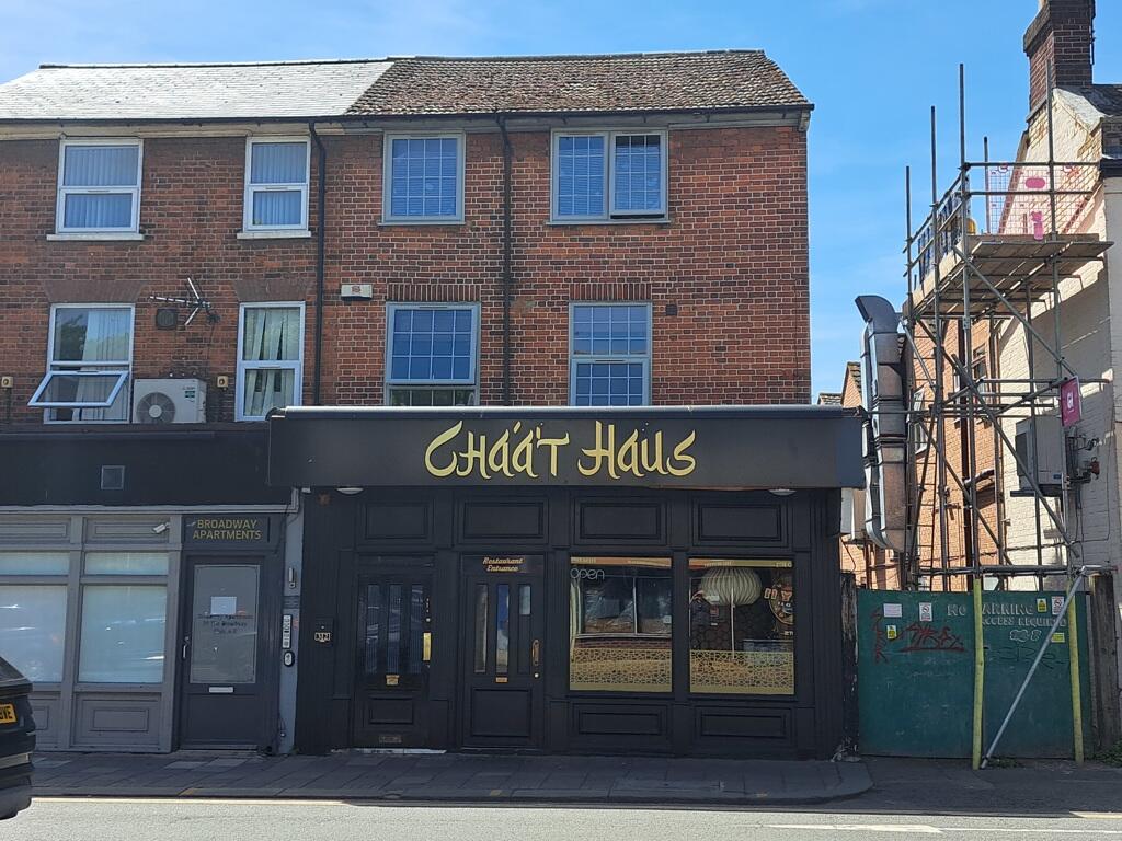 Main image of property: 32 The Broadway, Bedford, Bedfordshire, MK40