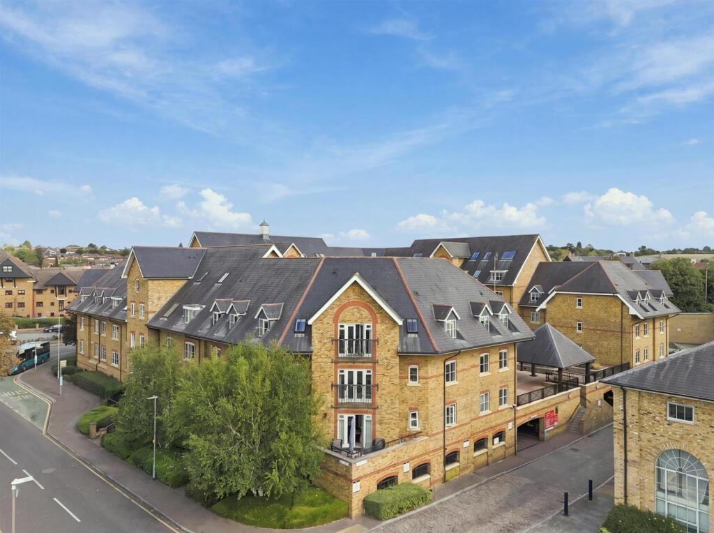 Main image of property: STEWART PLACE - WARE - WONDERFUL TOWN APARTMENT