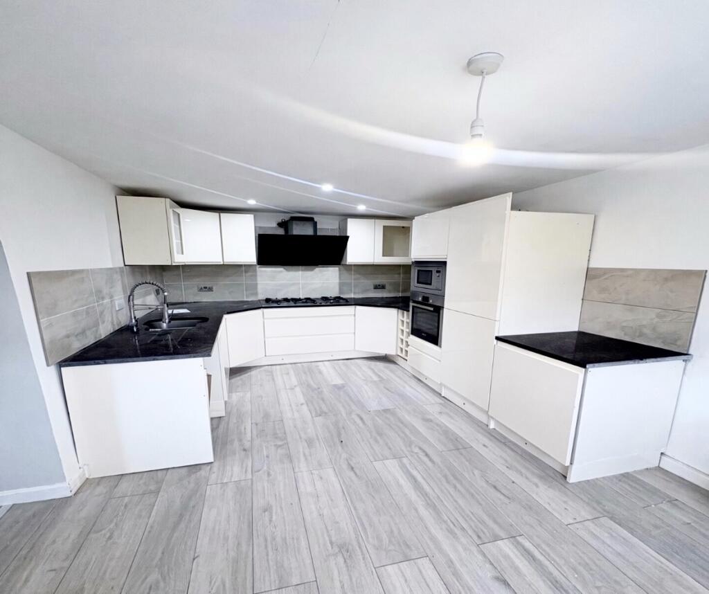 Main image of property: 87A Low Lane, Birstall, Batley, Kirklees