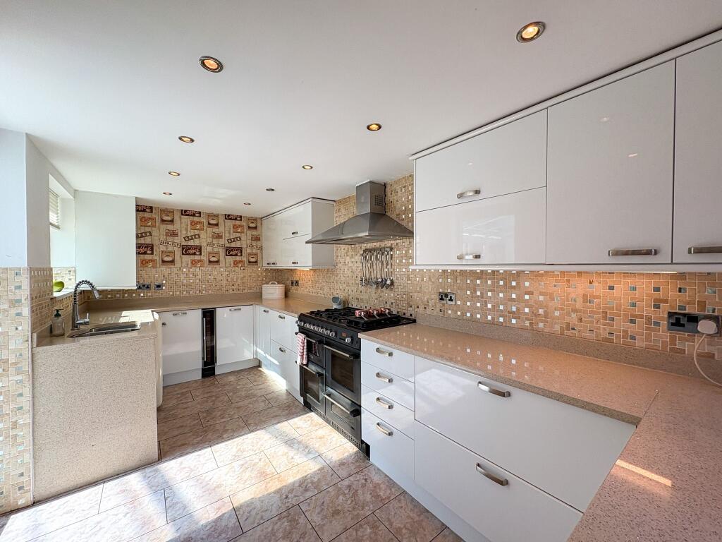 Main image of property: Clos Yr Wylan, Barry