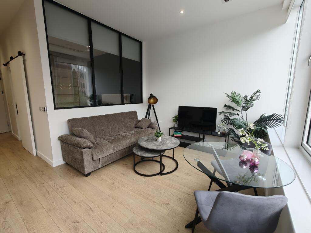 Main image of property: Apt Parkview, Great West Road, Brentford, Hounslow