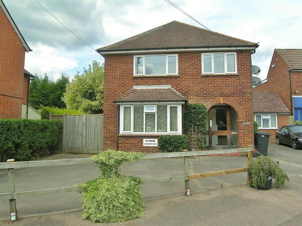 Main image of property: Broadway, Knaphill, Surrey, GU21 2DT