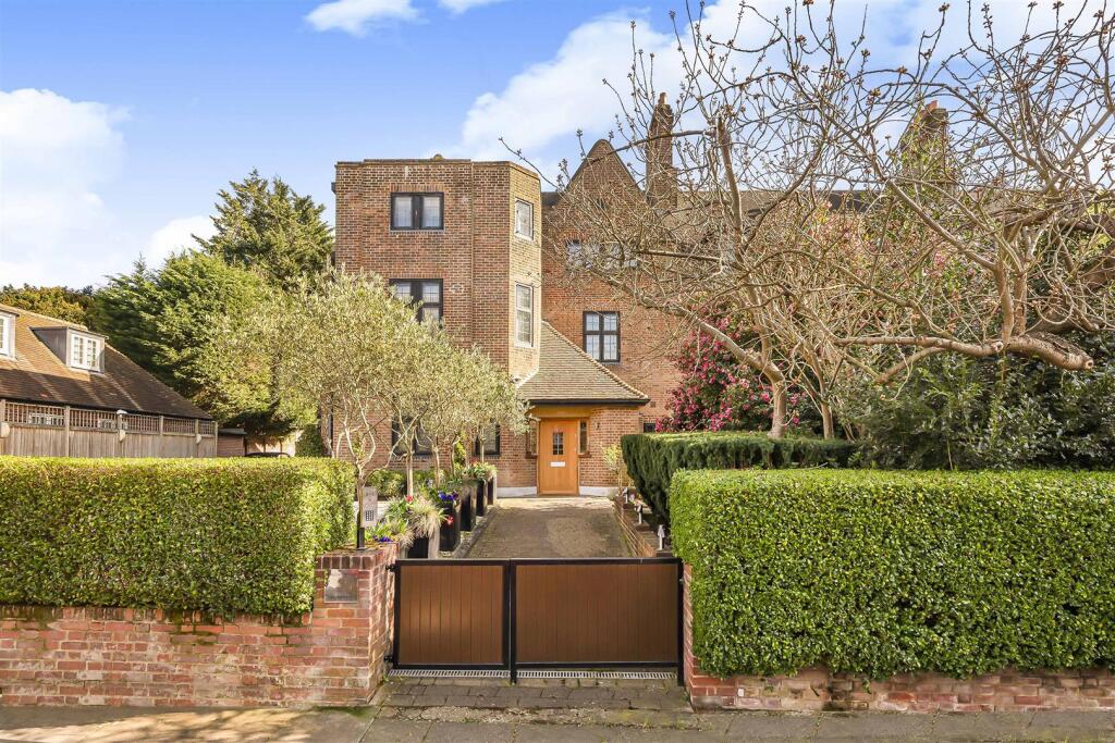 Main image of property: WELLGARTH ROAD, HAMPSTEAD GARDEN SURBURB, NW11