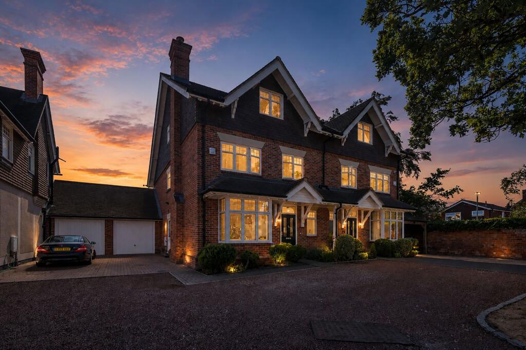 Main image of property: Easthampstead Road, Wokingham, RG40