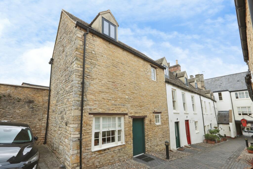 Main image of property: High Street, Chipping Norton, Oxfordshire, OX7