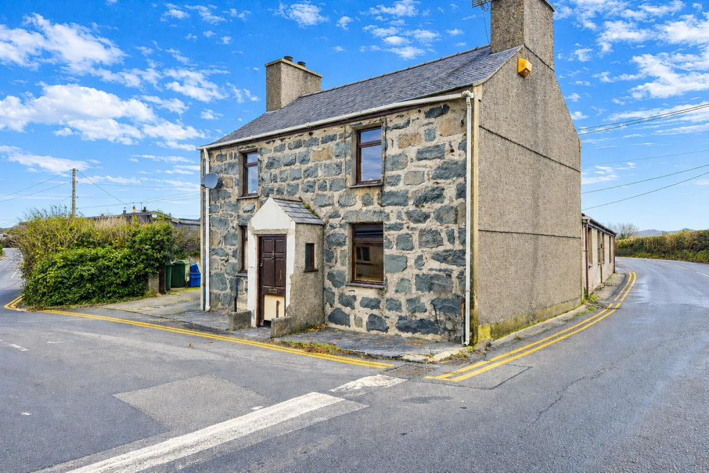 Main image of property: Siop Yr Efail, Efailnewydd