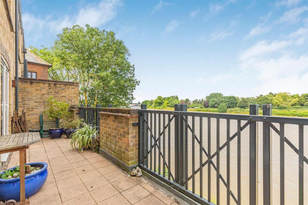 Main image of property: 73 Mortlake High Street, Mortlake, London