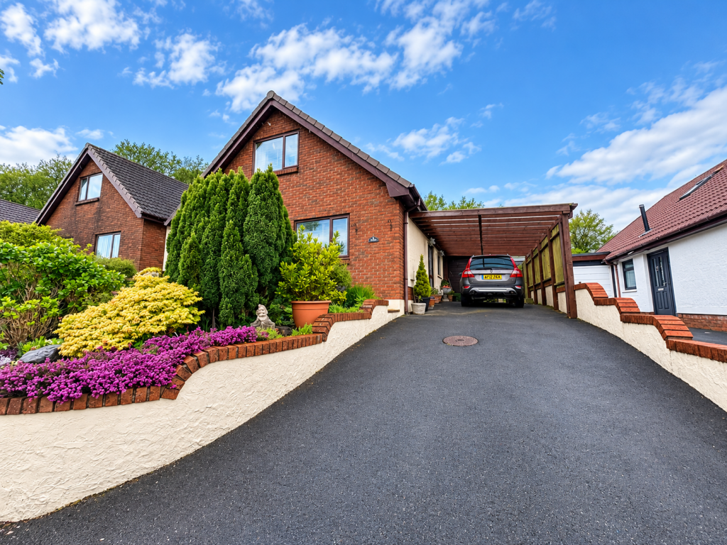 Main image of property: Parc Newydd, Foelgastell, SA14 7EQ