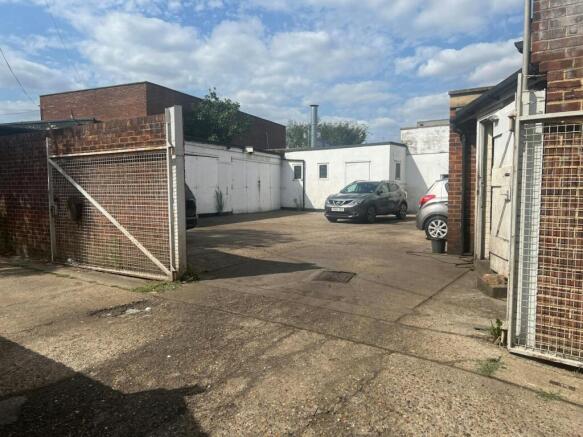 Rear of 180 Park View Road.jpg -4.jpg