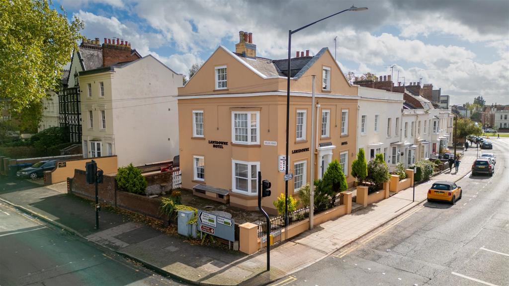 Main image of property: Lansdowne Hotel, 87-89 Clarendon Street, Leamington Spa, Warwickshire, CV32 4PF