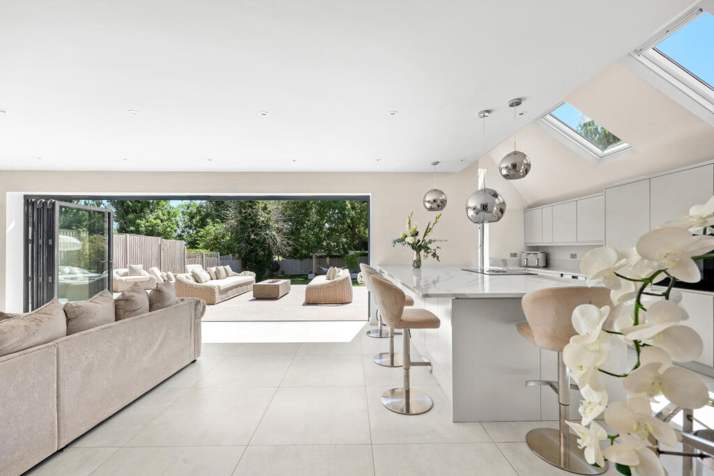Main image of property: Hilltop Close, Loughton, Essex, IG10