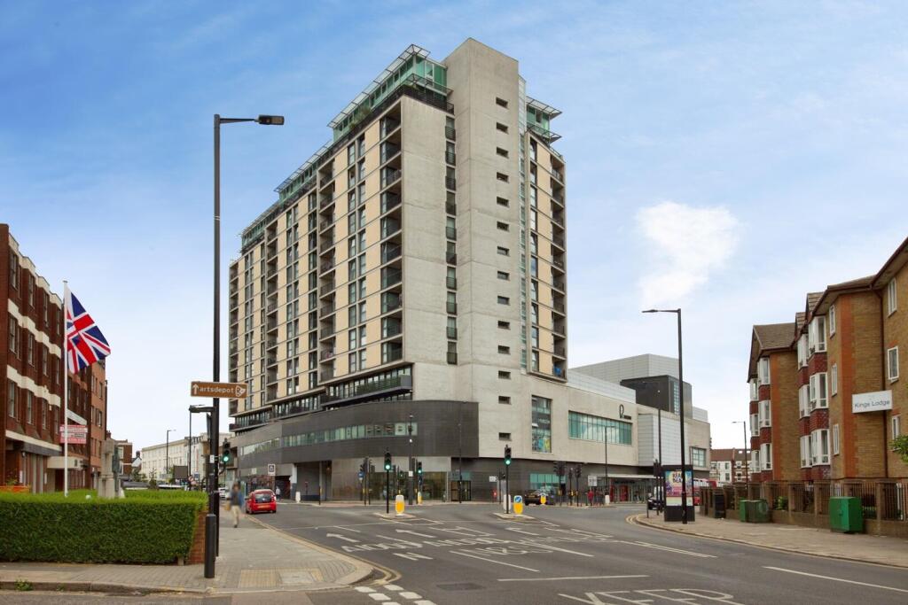 Main image of property: Kingsway, North Finchley, London N12 0EQ