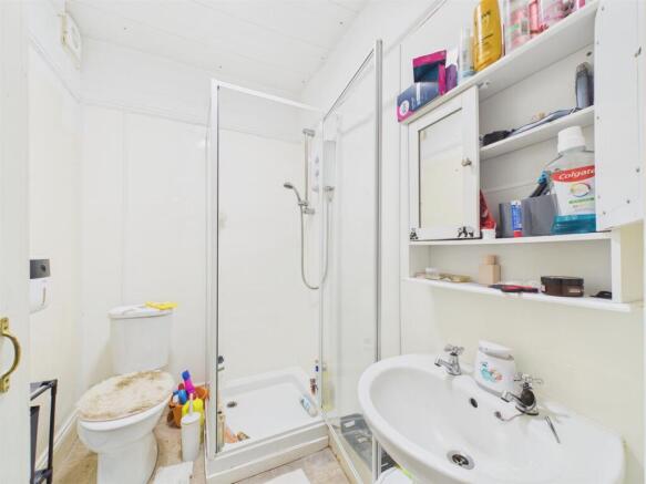 Flat 1 bathroom