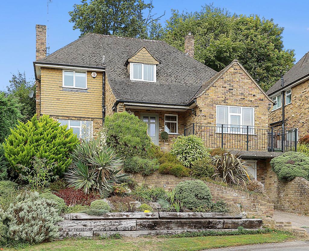 Main image of property: St James Close, Pangbourne - 5 bedrooms. Walk to shops & station to London,