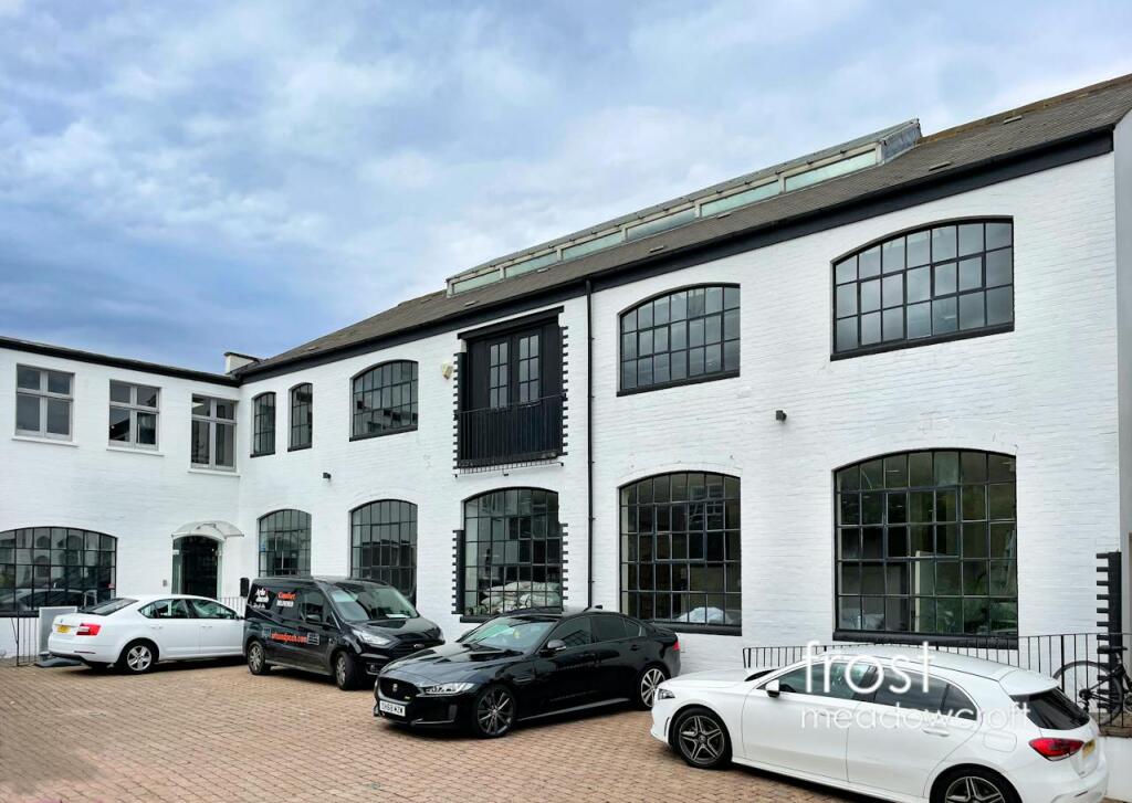 Melbray House Hurlingham Rd Fulham SW6 office to let west London ext1.jpg