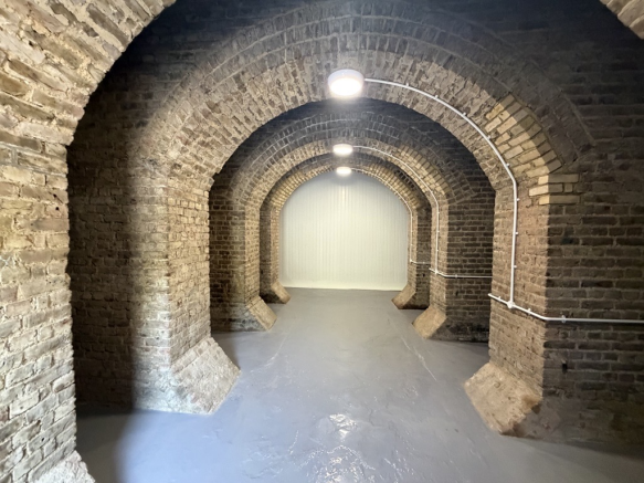 An empty arch with white lining