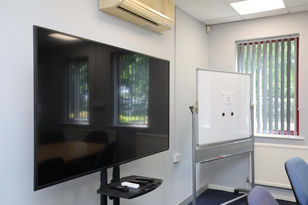 Screen Presentation, WiFi, Flip Chart & Whiteboard