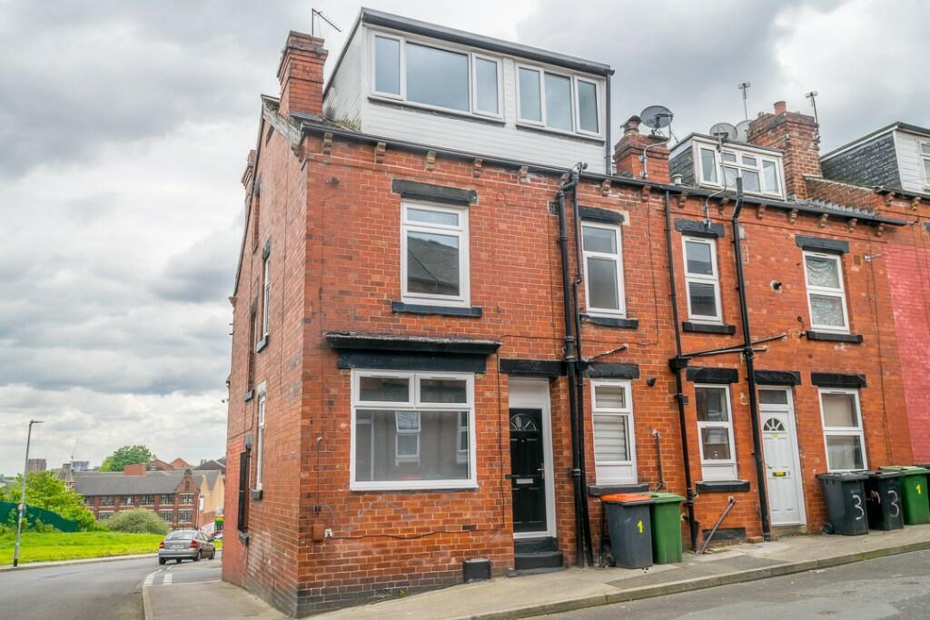 Main image of property: Aviary Mount, Leeds, LS12