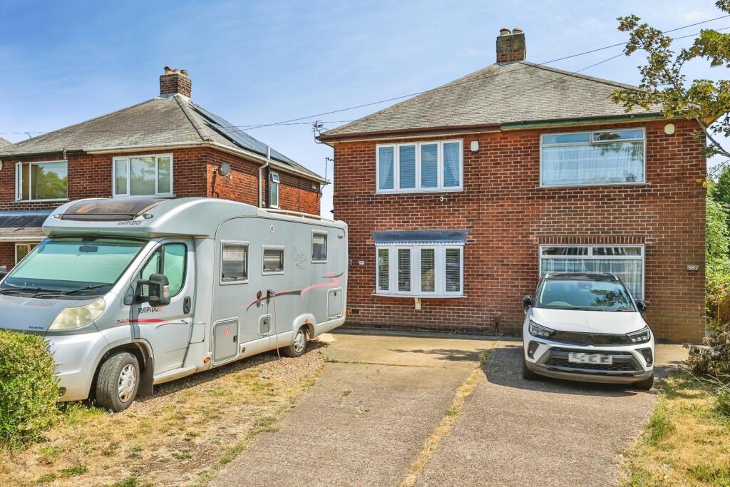 Main image of property: Watnall Road, Hucknall, Nottingham, Nottinghamshire, NG15