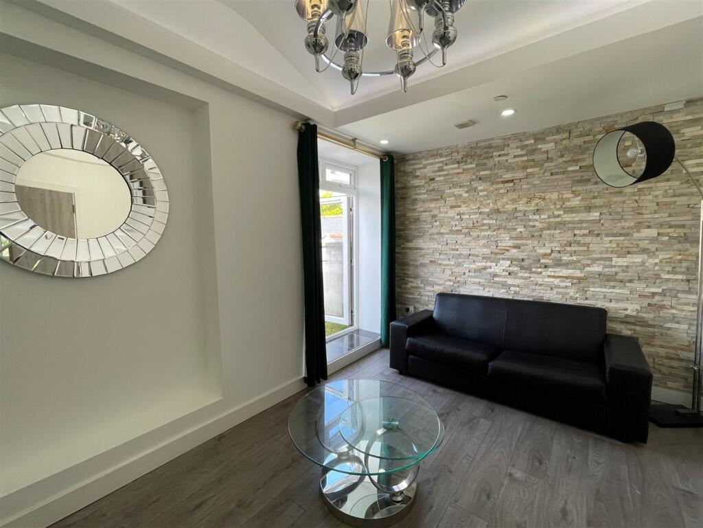 Main image of property: The Parade, Roath, Cardiff