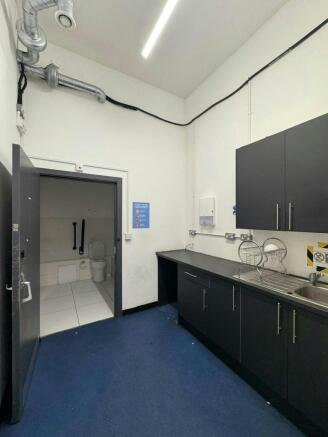 140 Finchley between 2 units.jpg